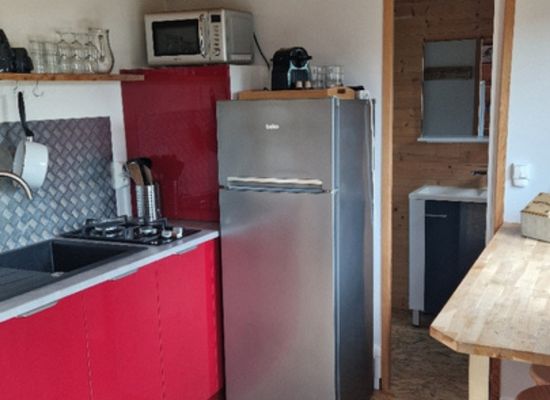 tiny-house-avec-refrigerateur-cuisine-oleron Chalet avec cuisine équipée et réfrigérateur à Oléron